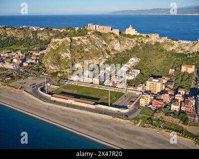 VISTA AEREA. Il castello di Milazzo. Città metropolitana di Messina, Sicilia, Italia. Foto Stock