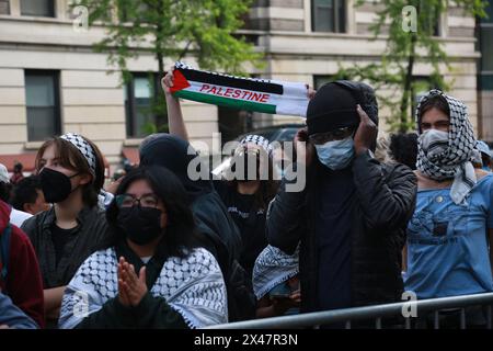 New York, Stati Uniti. 30 aprile 2024. I manifestanti si riuniscono di fronte al cancello della Columbia University a New York, negli Stati Uniti, il 30 aprile 2024. La Columbia University ha ulteriormente limitato l'accesso al suo Morningside Campus martedì, quando decine di studenti manifestanti hanno occupato Hamilton Hall nel campus all'inizio del martedì. Credito: Liu Yanan/Xinhua/Alamy Live News Foto Stock