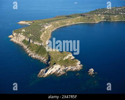 VISTA AEREA. Il promontorio di Capo Milazzo. Città metropolitana di Messina, Sicilia, Italia. Foto Stock