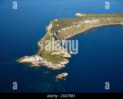 VISTA AEREA. Il promontorio di Capo Milazzo. Città metropolitana di Messina, Sicilia, Italia. Foto Stock