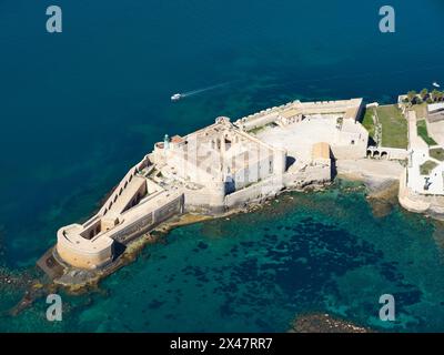 VISTA AEREA. Castello di Maniace. Provincia di Siracusa, Sicilia, Italia. Foto Stock