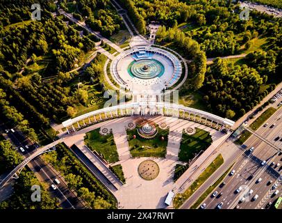 Vista aerea dall'arco d'ingresso al parco del primo presidente di Almaty, Kazakistan. Fontana a forma di cerchio sulla piazza con arco dall'alto verso il basso. Foto Stock