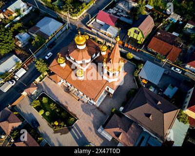 Drone aereo dall'alto verso il basso della cattedrale della chiesa ortodossa russa con giardino nella città di Almaty, Kazakistan Foto Stock
