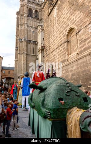 Sfilata della Tarasca e dei giganti e delle grandi teste nel Corpus Christi di Toledo, Spagna Foto Stock