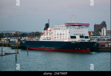 Una veduta del traghetto Condor Islander al porto di Portsmouth, Regno Unito, Europa domenica 28 aprile, 2024 Foto Stock