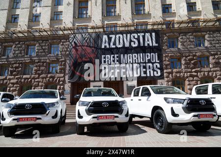 KIEV, UCRAINA - 30 APRILE 2024 - nuovi Toyota Hilux SUV acquistati dalla capitale per i soldati della 3a brigata d'assalto separata delle forze terrestri, al di fuori dell'amministrazione statale della città di Kiev, Kiev, capitale dell'Ucraina. Foto Stock