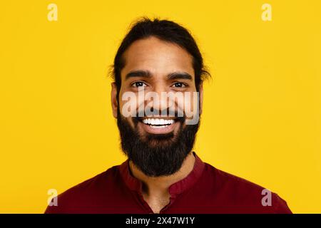 Ritratto di un uomo indiano sorridente con barba Foto Stock