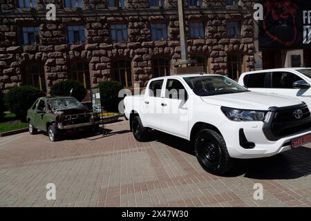KIEV, UCRAINA - 30 APRILE 2024 - nuovi Toyota Hilux SUV acquistati dalla capitale per i soldati della 3a brigata d'assalto separata delle forze terrestri, al di fuori dell'amministrazione statale della città di Kiev, Kiev, capitale dell'Ucraina. Foto Stock