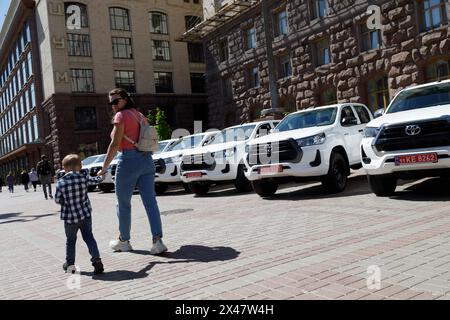 KIEV, UCRAINA - 30 APRILE 2024 - nuovi Toyota Hilux SUV acquistati dalla capitale per i soldati della 3a brigata d'assalto separata delle forze terrestri, al di fuori dell'amministrazione statale della città di Kiev, Kiev, capitale dell'Ucraina. Foto Stock