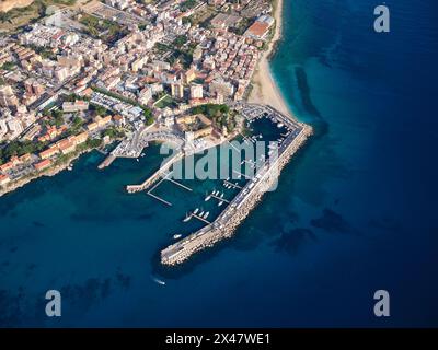 VISTA AEREA. Il porto turistico di Arenella. Palermo, Provincia di Palermo, Sicilia, Italia. Foto Stock