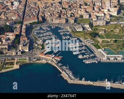 VISTA AEREA. Marina la Cala, il porto storico di Palermo. Provincia di Palermo, Sicilia, Italia. Foto Stock