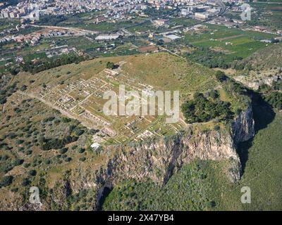 VISTA AEREA. Il sito archeologico di Solunto sulla roccia della mesa. Provincia di Palermo, Sicilia, Italia. Foto Stock