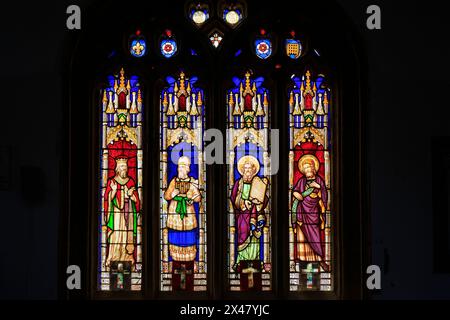 Vivace vetrata all'interno della chiesa parrocchiale di St Michael the Archangel, Lyme Regis, Dorset, Inghilterra, Regno Unito Foto Stock