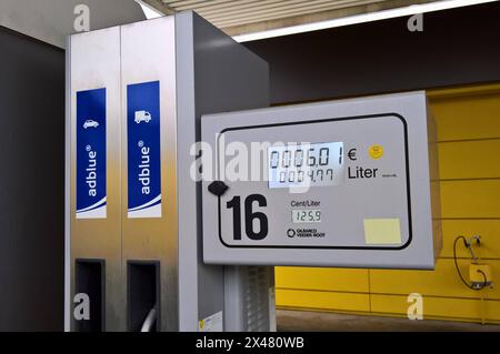 Serbatoio AdBlue, visualizzare un Zapfsäule, ENI bzw Agip-Tankstelle. Foto: Ad Blue aus dem Zapfhahn für Diesel-Fahrzeuge mit der Abgasnorm Euro 6 *** rifornimento di AdBlue, visualizzazione presso una pompa di benzina, ENI o stazione di rifornimento Agip foto ad Blue dal rubinetto per i veicoli diesel con lo standard sulle emissioni Euro 6 Foto Stock