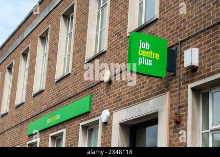 Maidenhead, Regno Unito. 26 aprile 2024. Un Job Centre Plus a Maidenhead, Berkshire. Il primo ministro Rishi Sunak è in missione per far tornare al lavoro molte persone con benefici che sono state liquidate con presunte ansia e depressione. Crediti: Maureen McLean/Alamy Foto Stock