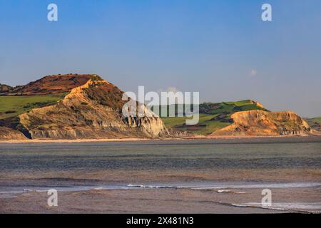 Scogliere collassanti sulla Jurassic Coast viste da Lyme Regis, Dorset, Inghilterra, Regno Unito Foto Stock