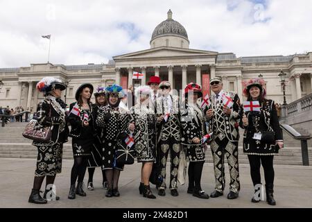 La Festa di San Giorgio Festival in Trafalgar Square, 23 aprile 2024, che include i Re Pearly e le Regine per celebrare il Santo Patrono d'Inghilterra. Foto Stock