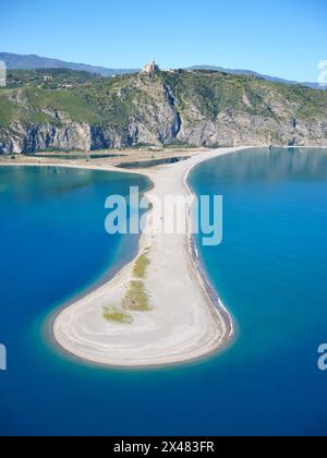 VISTA AEREA. Santuario di Tindari sulla cima della scogliera che si affaccia su Punta Marinello (il banco di sabbia). Città metropolitana di Messina, Sicilia, Italia. Foto Stock