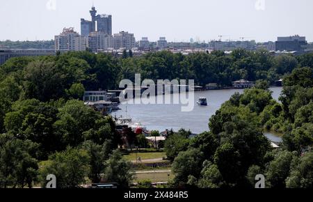 Belgrado. 28 aprile 2024. Questa foto scattata il 28 aprile 2024 mostra una vista del fiume Sava a Belgrado, in Serbia. La Serbia, una nazione situata nella penisola balcanica, è attraversata da molti fiumi come il Danubio, la Sava, la Morava e la Tisa. La sua capitale Belgrado si trova alla confluenza del Danubio e della Sava. Crediti: Li Ying/Xinhua/Alamy Live News Foto Stock