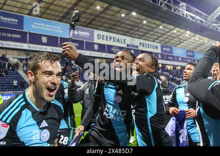 Preston, Regno Unito. 29 aprile 2024. L'attaccante del Leicester City Stephy Mavididi (10) l'attaccante del Leicester City Abdul Fatawu (18) festeggia con i selfie come campioni durante il Preston North End FC vs Leicester City FC Sky bet EFL Championship match a Deepdale, Preston, Inghilterra, Regno Unito il 29 aprile 2024 Credit: Every Second Media/Alamy Live News Foto Stock