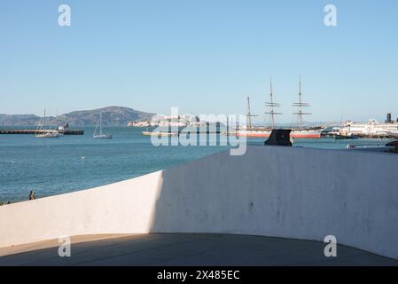 Tranquilla vista sul lungomare di San Francisco con barche, colline e cielo limpido. Foto Stock