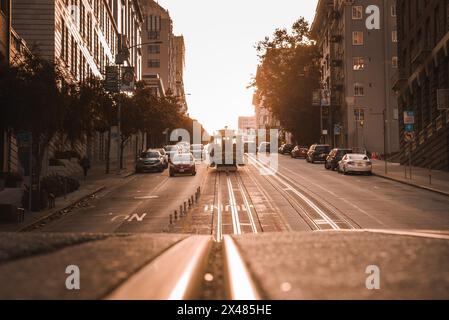 Affascinante scena di San Francisco Street all'ora d'oro Foto Stock