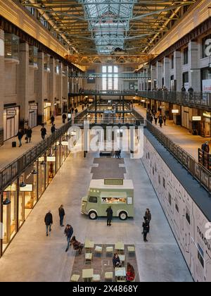 La galleria interna del complesso commerciale Battersea Power Station, Nine Elms, Battersea, Londra Inghilterra Regno Unito Foto Stock