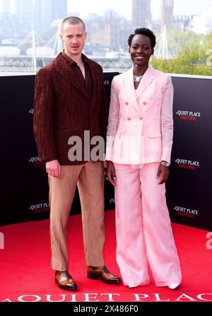 Joseph Quinn e Lupita Nyong'o durante una chiamata fotografica per Un posto tranquillo: Il primo giorno, presso l'IET Building, nel centro di Londra. Data foto: Mercoledì 1 maggio 2024. Foto Stock