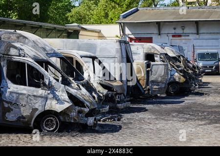 Berlino, Germania. 1° maggio 2024. Diversi veicoli sono bruciati a Thyssenstraße, nel distretto di Reinickendorf. A Berlino, mercoledì mattina mattina, numerosi furgoni di una grande società di vendita per corrispondenza hanno preso fuoco. Crediti: Jörg Carstensen/dpa/Alamy Live News Foto Stock