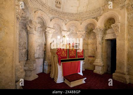 Monastero e chiesa ortodossa siriana Meyrien Ana dedicata alla Vergine Maria, navata centrale e altare maggiore, Mardin, Turchia Foto Stock