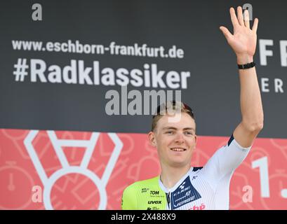 Eschborn, Germania. 1° maggio 2024. Ciclismo: UCI WorldTour - Eschborn-Francoforte, uomini. Georg Zimmermann dalla Germania del team Intermarché-Wanty salta alla presentazione del pilota. Credito: Arne Dedert/dpa/Alamy Live News Foto Stock