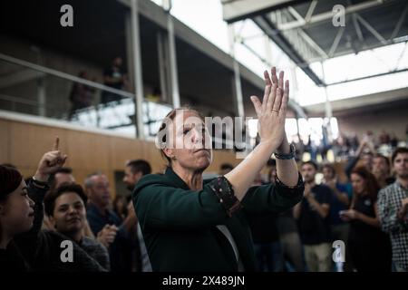 L'ex sindaco di Girona, Marta Madrenas, ha manifestato il proprio sostegno in uno dei seggi elettorali durante il referendum del 1° ottobre a Girona. Foto Stock