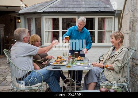 La domenica a pranzo, bevande al Talbot Inn di Mells, Somerset, Regno Unito. Foto Stock