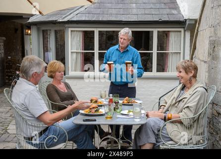 La domenica a pranzo, bevande al Talbot Inn di Mells, Somerset, Regno Unito. Foto Stock