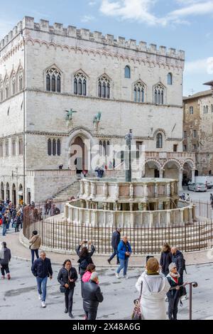 Perugia, Italia - 26 aprile 2024: Turisti in Piazza quattro novembre, con la Fontana maggiore e il Palazzo dei Priori sullo sfondo. Foto Stock