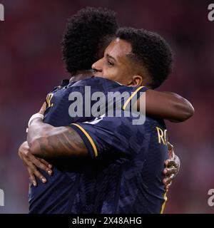 Monaco, Germania. 30 aprile 2024. Vinicius Junior (L) del Real Madrid CF e Rodrygo Goes (R) del Real Madrid CF celebrano un gol durante la semifinale di UEFA Champions League partita di andata tra FC Bayern Munchen e Real Madrid CF all'Allianz Arena. Punteggio finale: FC Bayern Munchen 2 : 2 Real Madrid CF (foto di Federico Titone/SOPA Images/Sipa USA) credito: SIPA USA/Alamy Live News Foto Stock