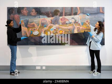 Elizabeth Xi Bauer Gallery, Deptford, Londra, Regno Unito. 1 maggio 2024. Catturata nell'atto di essere noi stessi, la mostra personale di Alexandra Zarins mostra l'evoluzione dell'esplorazione di Zarins nei concetti che circondano l'intimità, le interazioni sociali, la vicinanza personale e la turbolenza emotiva. Un divano e un tappeto aggiungono una situazione domestica che i visitatori possono utilizzare mentre guardano le opere che includono: (Davanti) l'ultima cena, 2021-24; (dietro) Crowd Scene, 2024. Crediti: Malcolm Park/Alamy Live News Foto Stock