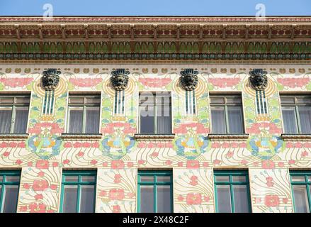 Vienna, Austria - edificio Majolikahaus sul Linke Wienzeile di otto Wagner Foto Stock