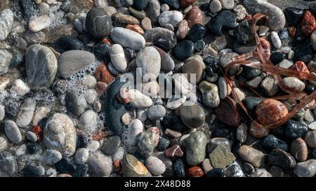 Una pila di rocce con una varietà di colori e dimensioni. Concetto di bellezza naturale e robustezza Foto Stock