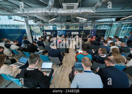 Mosca - 10 aprile 2024: Conferenza aziendale professionale che si svolge in un ambiente di ufficio contemporaneo, con relatori, partecipanti attivi e tecnologia moderna in uso. Foto Stock