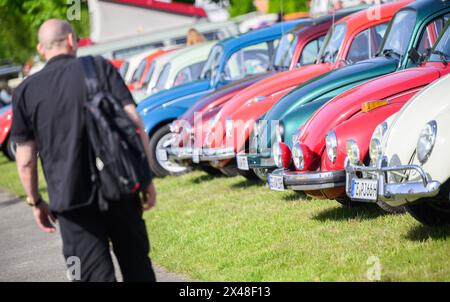 Hannover, Germania. 1° maggio 2024. I coleotteri Volkswagen si presentano al meeting Beetle del 41 maggio presso la zona espositiva. Molte centinaia di proprietari di Volkswagen Beetles e di altre auto d'epoca VW si incontrano nei parcheggi occidentali del centro espositivo. Credito: Julian Stratenschulte/dpa/Alamy Live News Foto Stock