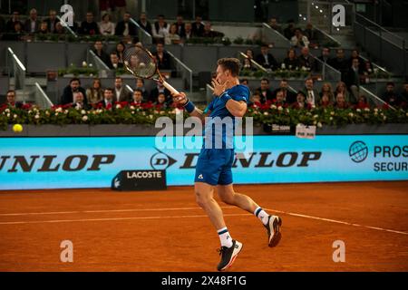 Madrid, Spagna. 30 aprile 2024. Il tennista Jiri Lehecka della Repubblica Ceca in azione durante la partita contro il tennista spagnolo Rafael Nadal durante la loro partita del 16° giorno del mutua Madrid Open a la Caja Mágica. Il tennista spagnolo Rafael Nadal ha salutato il Madrid Tennis Open stasera dopo aver perso in 2 set (7-5 e 6-4) contro il ceco Jiri Lehecka. Credito: SOPA Images Limited/Alamy Live News Foto Stock