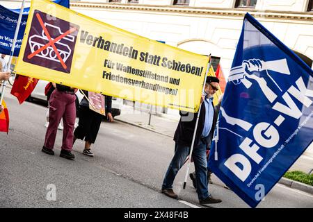 Monaco, Germania. 1° maggio 2024. Migliaia di persone si sono riunite a Monaco, in Germania, per la dimostrazione sindacale per la giornata internazionale dei lavoratori. (Foto di Alexander Pohl/Sipa USA) credito: SIPA USA/Alamy Live News Foto Stock