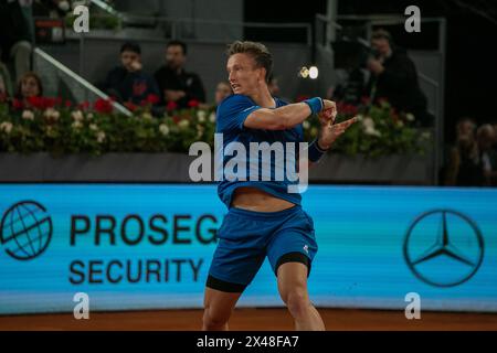 Madrid, Spagna. 30 aprile 2024. Il tennista Jiri Lehecka della Repubblica Ceca in azione durante la partita contro il tennista spagnolo Rafael Nadal durante la loro partita del 16° giorno del mutua Madrid Open a la Caja Mágica. Il tennista spagnolo Rafael Nadal ha salutato il Madrid Tennis Open stasera dopo aver perso in 2 set (7-5 e 6-4) contro il ceco Jiri Lehecka. (Foto di David Canales/SOPA Images/Sipa USA) credito: SIPA USA/Alamy Live News Foto Stock