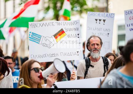 Monaco, Germania. 1° maggio 2024. Migliaia di persone si sono riunite a Monaco, in Germania, per la dimostrazione sindacale per la giornata internazionale dei lavoratori. (Foto di Alexander Pohl/Sipa USA) credito: SIPA USA/Alamy Live News Foto Stock