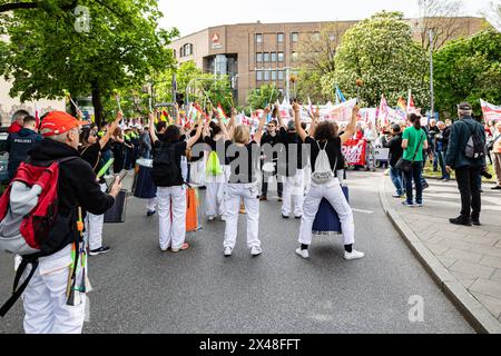 Monaco, Germania. 1° maggio 2024. Migliaia di persone si sono riunite a Monaco, in Germania, per la dimostrazione sindacale per la giornata internazionale dei lavoratori. (Foto di Alexander Pohl/Sipa USA) credito: SIPA USA/Alamy Live News Foto Stock