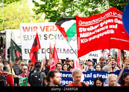 Monaco, Germania. 1° maggio 2024. Migliaia di persone si sono riunite a Monaco, in Germania, per la dimostrazione sindacale per la giornata internazionale dei lavoratori. (Foto di Alexander Pohl/Sipa USA) credito: SIPA USA/Alamy Live News Foto Stock