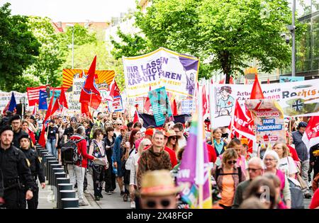 Monaco, Germania. 1° maggio 2024. Migliaia di persone si sono riunite a Monaco, in Germania, per la dimostrazione sindacale per la giornata internazionale dei lavoratori. (Foto di Alexander Pohl/Sipa USA) credito: SIPA USA/Alamy Live News Foto Stock