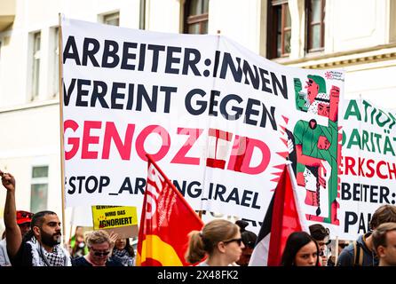 Monaco, Germania. 1° maggio 2024. Migliaia di persone si sono riunite a Monaco, in Germania, per la dimostrazione sindacale per la giornata internazionale dei lavoratori. (Foto di Alexander Pohl/Sipa USA) credito: SIPA USA/Alamy Live News Foto Stock