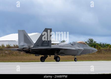 Un F-22 Raptor della U.S. Air Force assegnato al 90th Expeditionary Fighter Squadron taxis lungo la flightline seguendo un punto di rifornimento nell'area anteriore tr Foto Stock